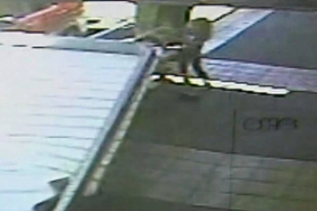 Απίστευτο βίντεο: Δείτε πως γλύτωσαν την τελευταία στιγμή 2 κοριτσάκια