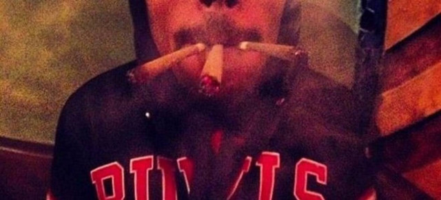 Διάσημος τραγουδιστής ποζάρει καπνίζοντας 3 τσιγάρα μαριχουάνας