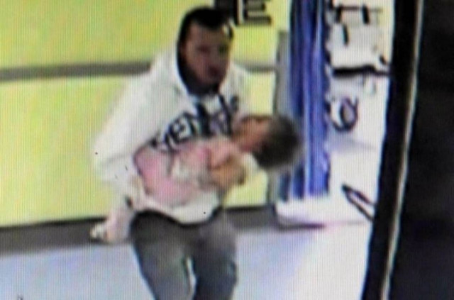 Βίντεο: Παιδόφιλος με κακοποιημένο βρέφος που ξεψυχά στα χέρια