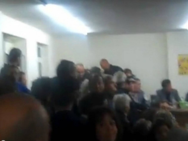 Εύβοια: Ξύλο και... γαλλικά στο δημοτικό συμβούλιο (vid)