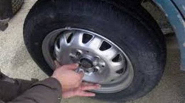 Τον «ξάφρισαν» ενώ άλλαζε το λάστιχο...