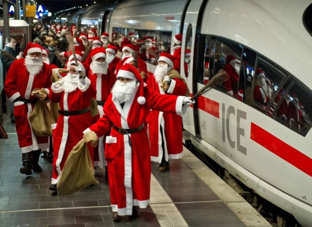 «Εισβολή» Άγιων Βασίληδων στον κεντρικό σταθμό της Φρανκφούρτης