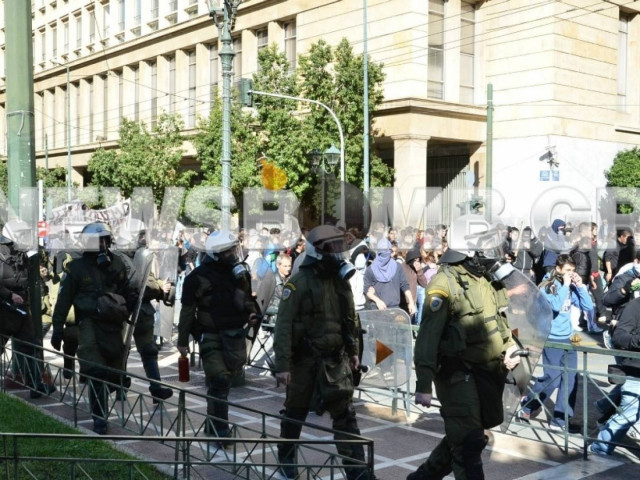 ΤΩΡΑ: Στα Προπύλαια η συγκέντρωση για τον Αλέξη (ΦΩΤΟΡΕΠΟΡΤΑΖ)