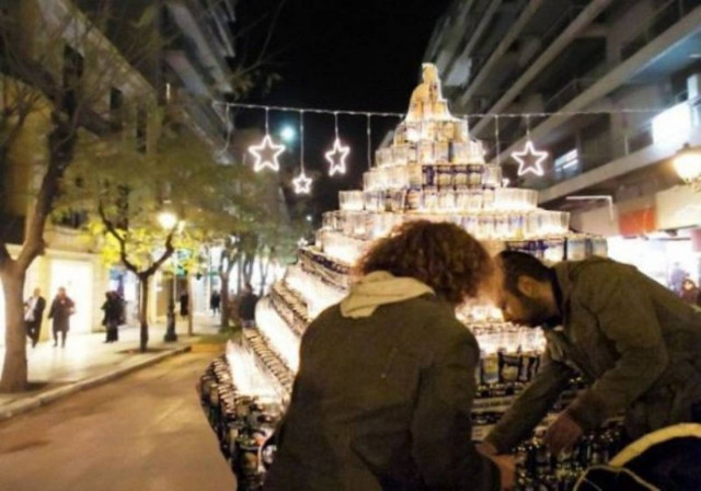 Φτιάχνουν χριστουγεννιάτικο δέντρο από γάλα!