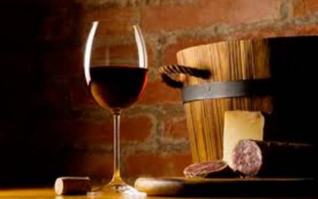 Πέταξαν 62.000 λίτρα κρασί στον υπόνομο!