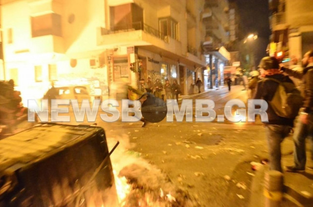 ΤΩΡΑ: Πεδίο μάχης τα Εξάρχεια – 50 προσαγωγές και έξι συλλήψεις