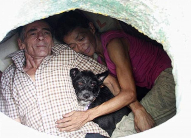 Απίστευτο: Ζουν 20 ολόκληρα χρόνια μέσα σε έναν υπόνομο!(pics)