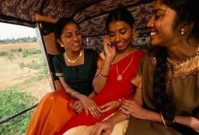 Απαγορεύουν στις γυναίκες να μιλούν στο κινητό!