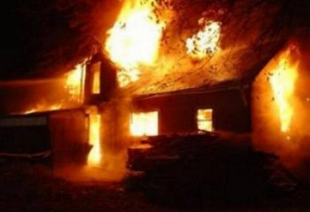 Tετραμελής οικογένεια στο δρόμο έπειτα από πυρκαγιά του σπιτιού της