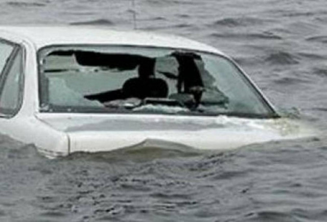 Αυτοκίνητο «βούτηξε» στα νερά του λιμανιού