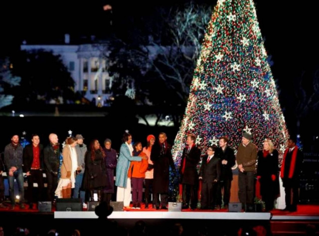 Άναψε τα φωτάκια στο χριστουγεννιάτικο δέντρο η οικογένεια Ομπάμα