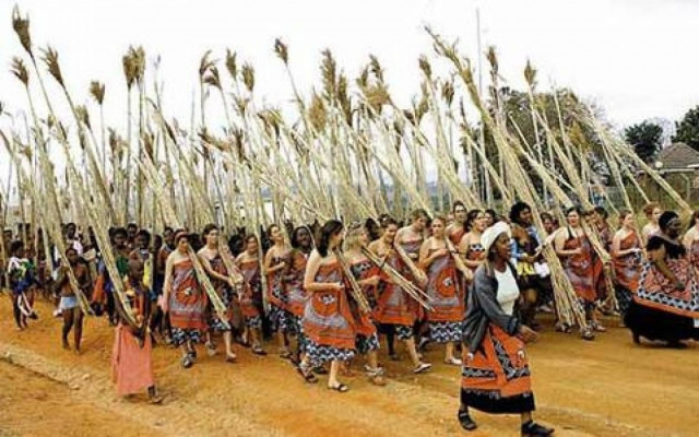 Βρέθηκε η λύση στην κρίση: Φόρος σε... ματζούνια και μάγους!