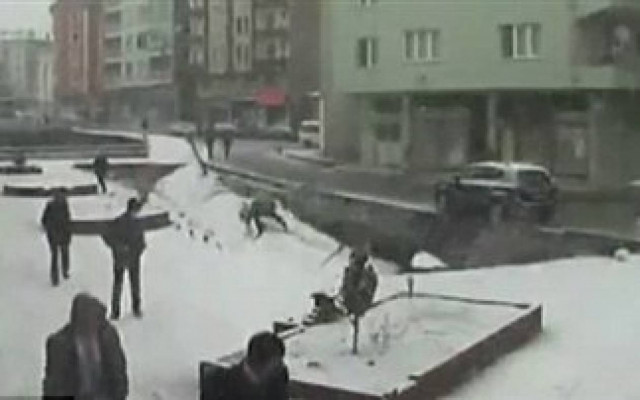 Βίντεο: Άνοιξε η γη κάτω από τα πόδια πεζών στην Τουρκία