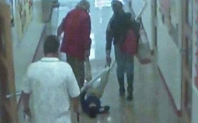 Βίντεο-ΣΟΚ: Δασκάλες σέρνουν 6χρονο τυφλό μαθητή