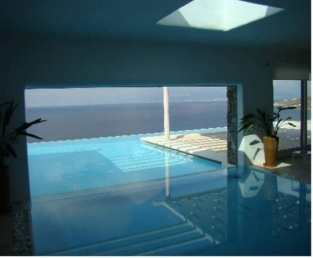 Στο «σφυρί» η βίλα του Λάκη Γαβαλά στη Μύκονο (pics)