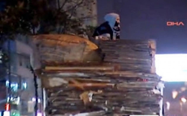 Βίντεο- Hurriyet: Άνδρας βλέπει τη γυναίκα του να αυτοκτονεί...