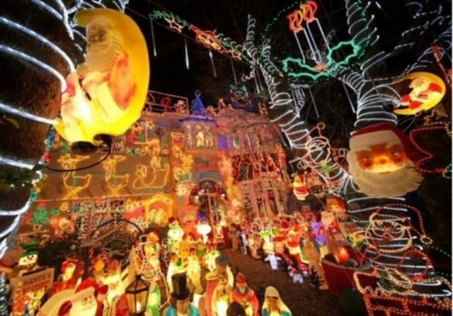 Ηλεκτρολόγος μετέτρεψε το σπίτι του σε χριστουγεννιάτικη βιτρίνα!