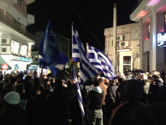 ΒΙΝΤΕΟ: Γυαλιά – καρφιά τα γραφεία της Χρυσής Αυγής στην Κομοτηνή