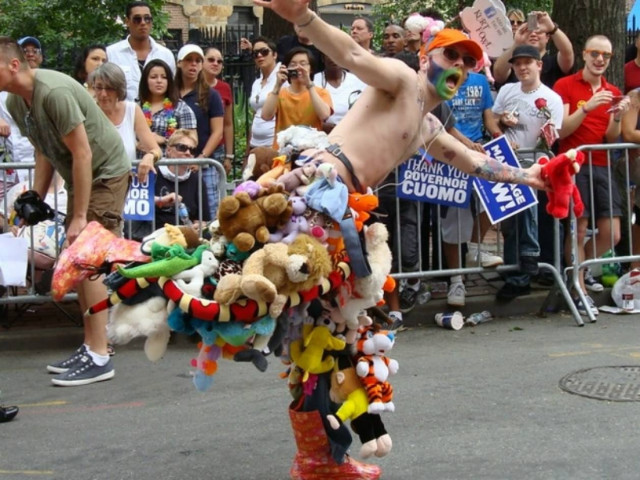 Aντί για ρούχα φοράνε λούτρινα! (pics)