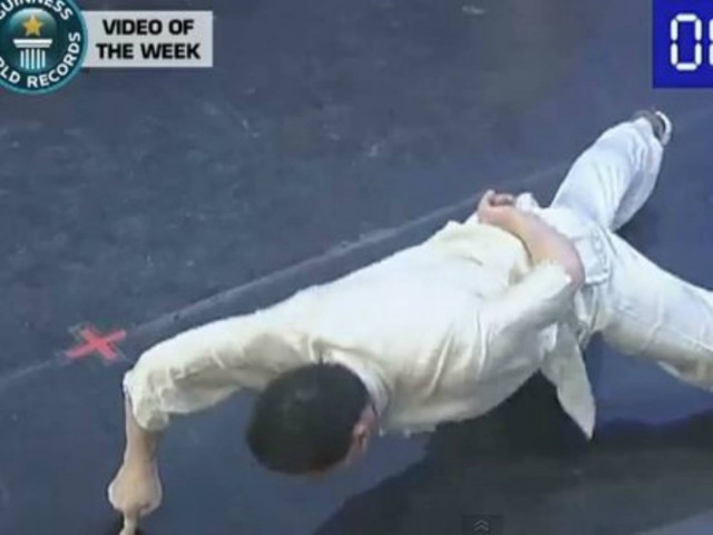 Ρεκόρ Γκίνες: Κάνει πους απς με το ένα δάχτυλο (vid)