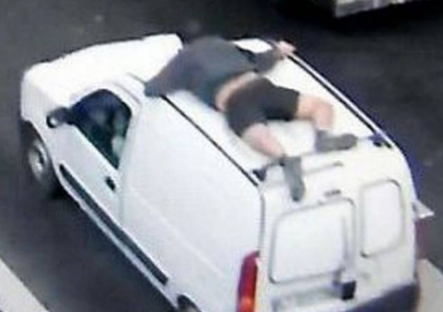 Απίστευτο: Ημίγυμνος, καταδίωξε τους κλέφτες και τους σταμάτησε!