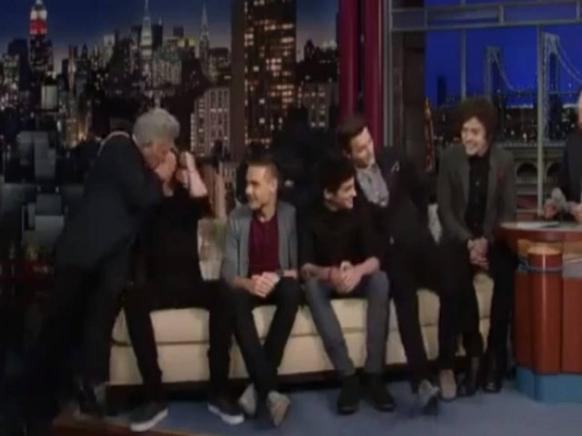 Πασίγνωστος ηθοποιός φίλησε με πάθος στο στόμα νεαρό τραγουδιστή