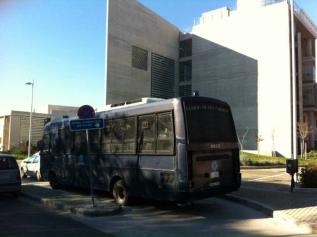 ΤΩΡΑ: ΜΑΤ έξω από το δημαρχείο της Θεσσαλονίκης (pic)