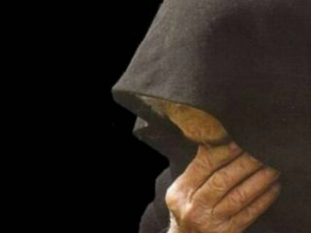 Συγκλονιστικό: Γιαγιά δουλεύει σε μπαρ για να ταΐσει τα εγγόνια της