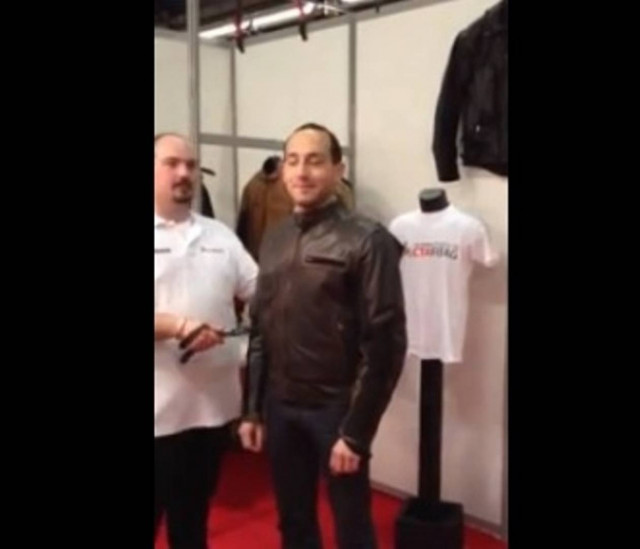 Τι το περίεργο έχει αυτό το σακάκι; (βίντεο)