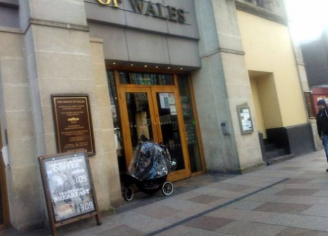 Απαράδεκτος πατέρας, άφησε τα μωρά στο κρύο για να πιει μια μπύρα!