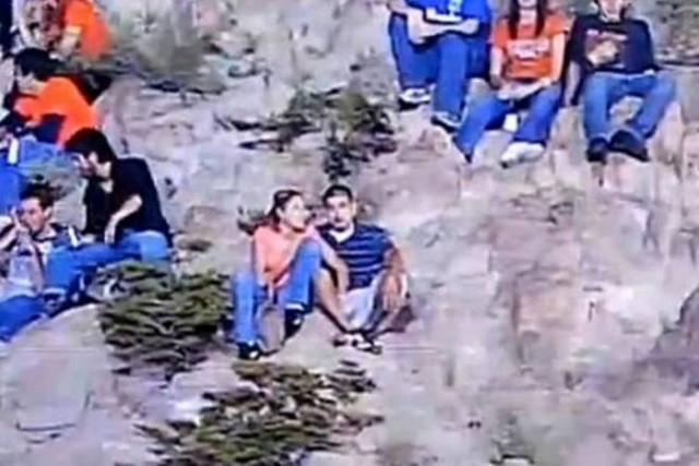 Εκείνος βλέπει αγώνα και εκείνη αγγίζει το... (video)