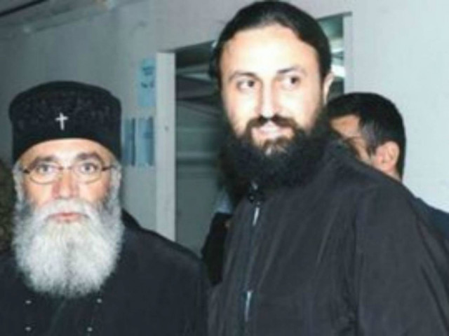 ΔΕΙΤΕ: Ο παπα- ροκάς πέταξε τα ράσα και έγινε... σκέτο ροκάς!