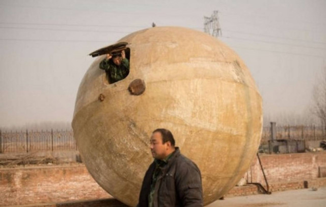 21 Δεκεμβρίου 2012: Αγρότης κατασκεύασε... κιβωτό-μπάλα!