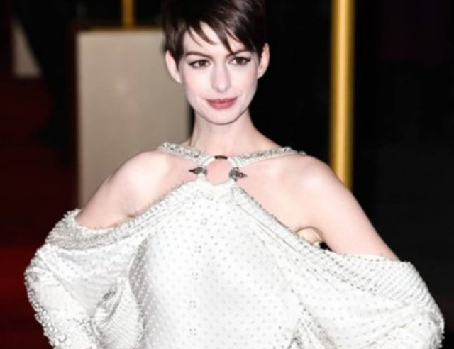 Αντιγράψτε το look: το μεταλλικό γαλλικό mani της Anne Hathaway