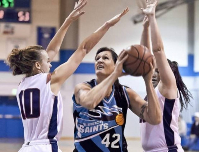 Ο πρώην πεζοναύτης που έγινε σέντερ, σε γυναικεία ομάδα μπάσκετ!