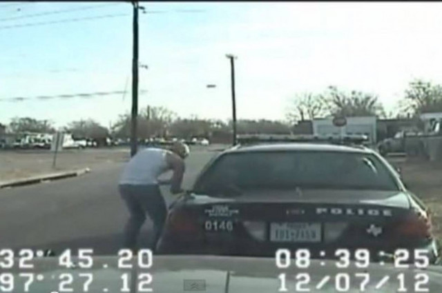 Βίντεο: Κρατούμενος με χειροπέδες παίρνει περιπολικό και φεύγει