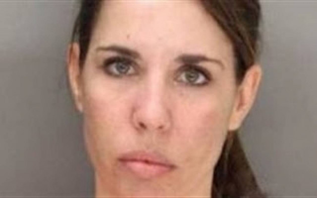 Μέθυσε τους ανήλικους φίλους του γιου της κι έκανε σεξ μαζί τους