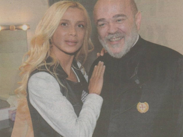 Ο παπάς που πηγαίνει... στα μπουζούκια για καλό σκοπό!