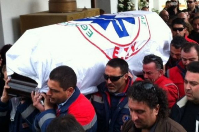 «Λύγισε» η Κρήτη πάνω στα δύο φέρετρα (pics)