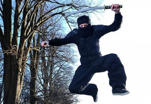 Απίστευτο: Ντύθηκε νίντζα για να καταπολεμήσει το έγκλημα και...