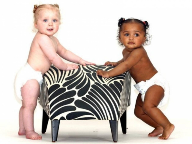 Δείτε τις δίδυμες με διαφορετικό χρώμα!