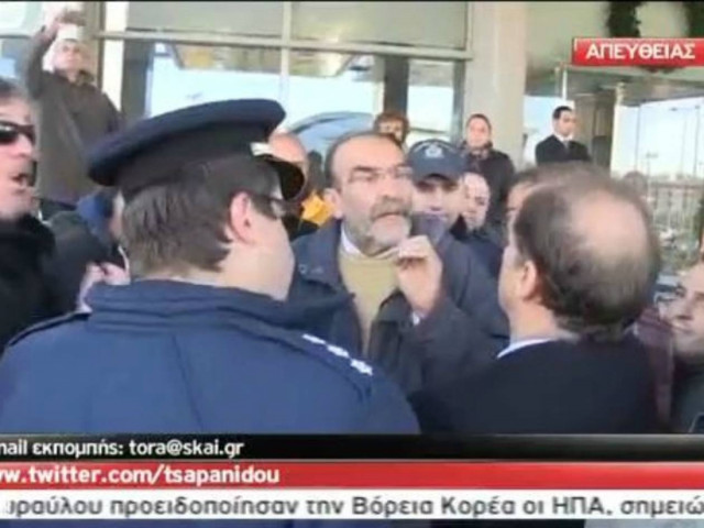 Βίντεο: Προπηλάκισαν δήμαρχο νομίζοντας ότι είναι ο Φούχτελ