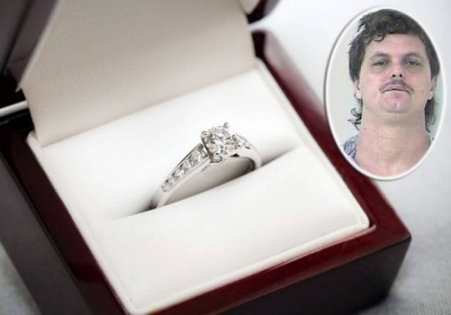 Απίστευτο: Έκλεψε το δαχτυλίδι της πρώην για να το δώσει στη νυν!