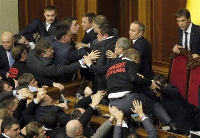 Έπαιξαν ξύλο μέσα στη Βουλή!