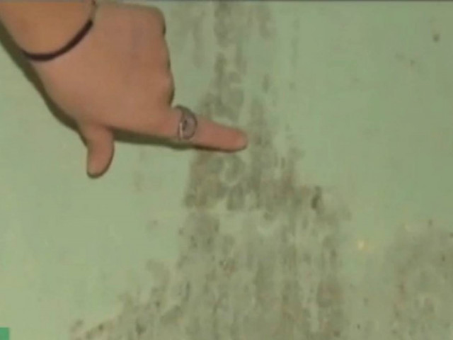 Είδε το πρόσωπο του Ιησού στην κουρτίνα του μπάνιου (pic)