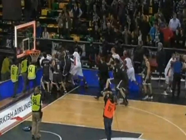 Βίντεο: Απίστευτο ξύλο μεταξύ παικτών στο Μπιλμπάο – Σαρλερουά