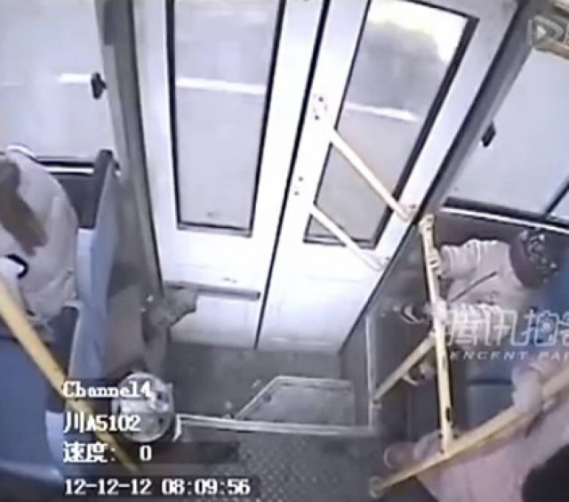 Βίντεο: Γυναίκα γέννησε μόνη της μέσα σε... λεωφορείο!