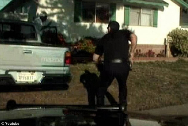 Βίντεο-ΣΟΚ: Τον πυροβόλησε 11 φορές στην αυλή του σπιτιού του