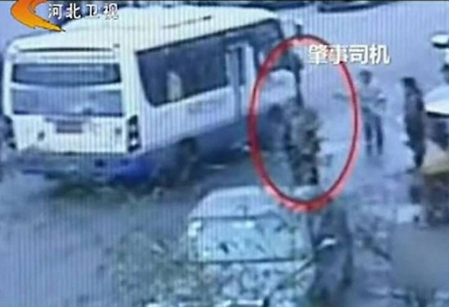 Μίνι-μπας «έλιωσε» παιδί, ενώ οι περαστικοί κοιτούσαν απαθείς!