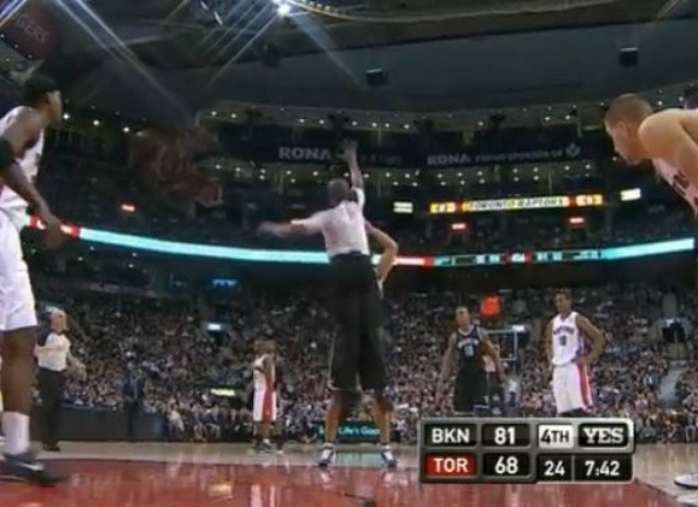 Bίντεο: Διαιτητής προσπάθησε να κόψει παίκτη